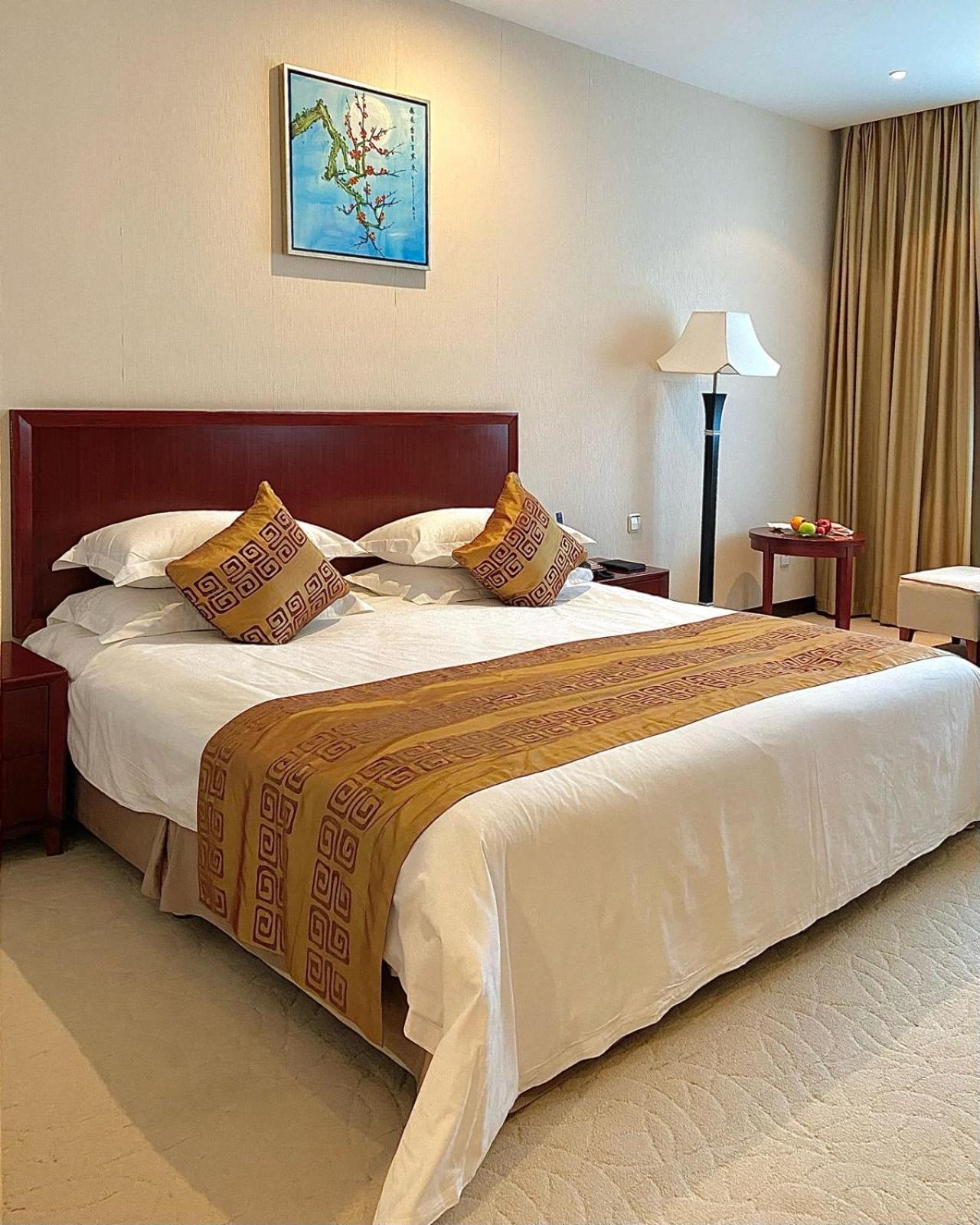 Beijing Palace Soluxe Hotel Astana Bagian luar foto A bed runner