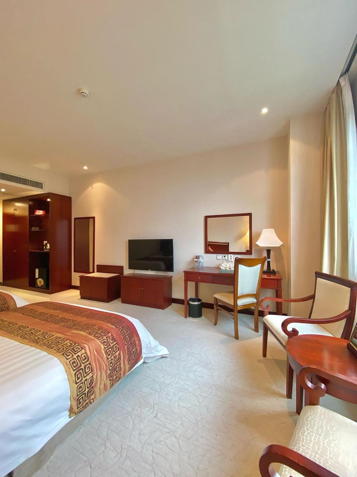 Beijing Palace Soluxe Hotel Astana Bagian luar foto A room at the hotel