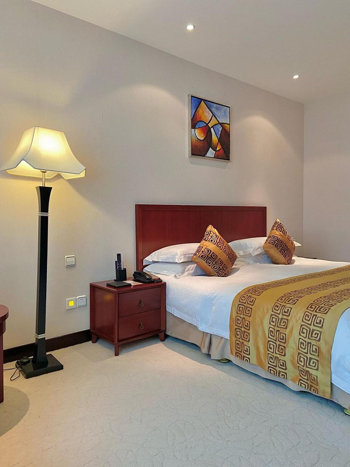 Beijing Palace Soluxe Hotel Astana Bagian luar foto A bedroom at the hotel