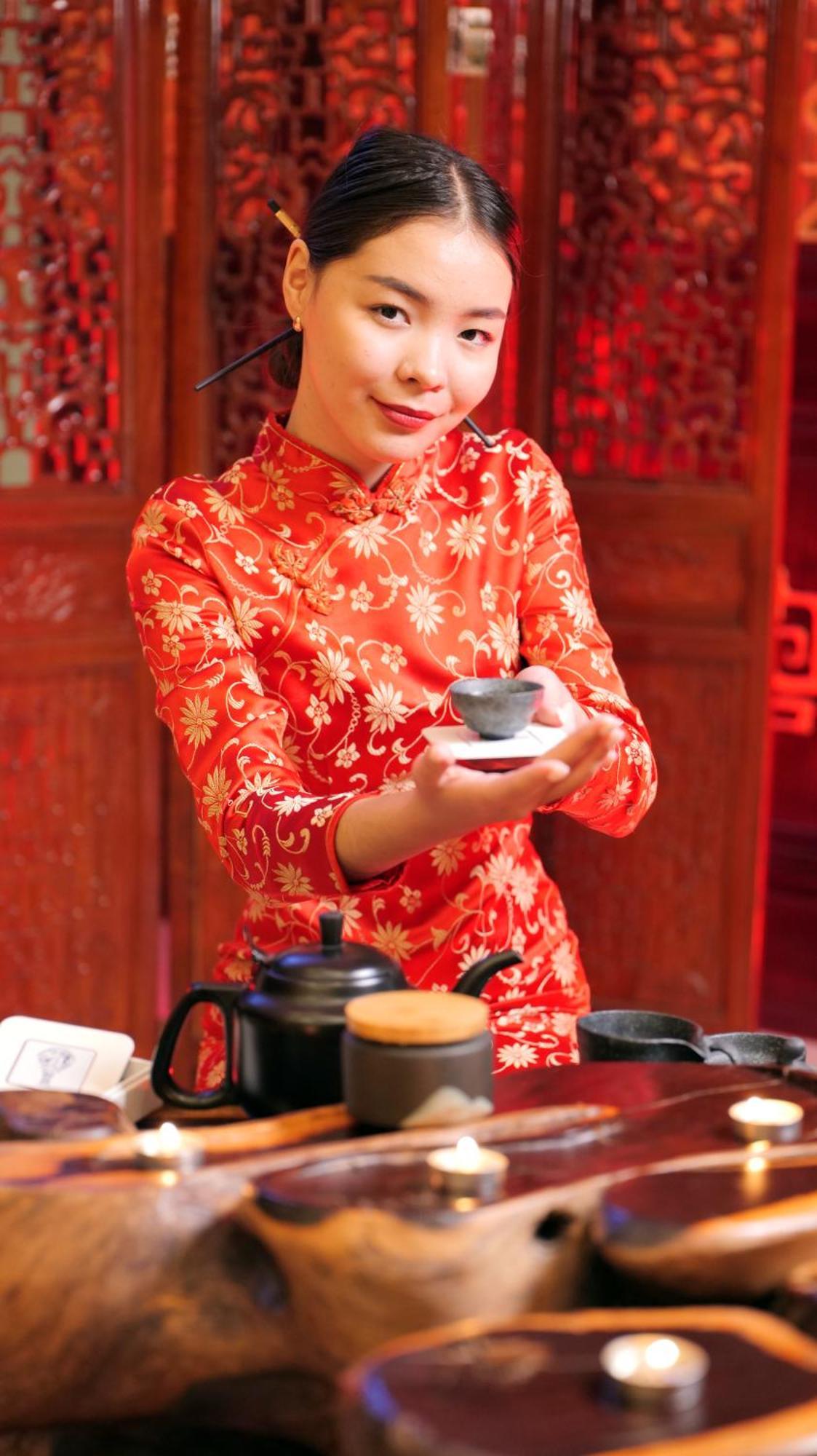 Beijing Palace Soluxe Hotel Astana Bagian luar foto A woman wearing a qipao