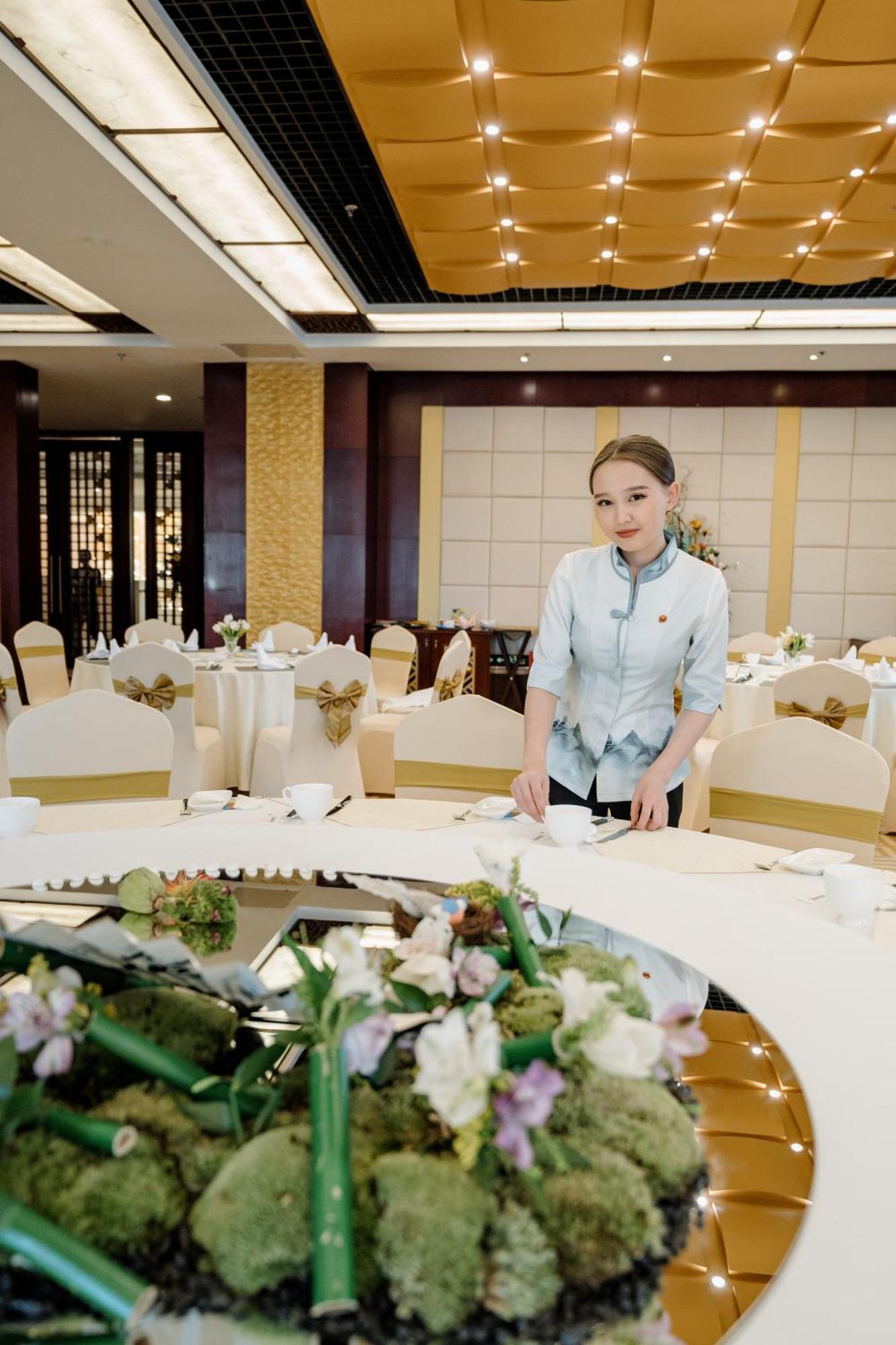 Beijing Palace Soluxe Hotel Astana Bagian luar foto A restaurant hostess