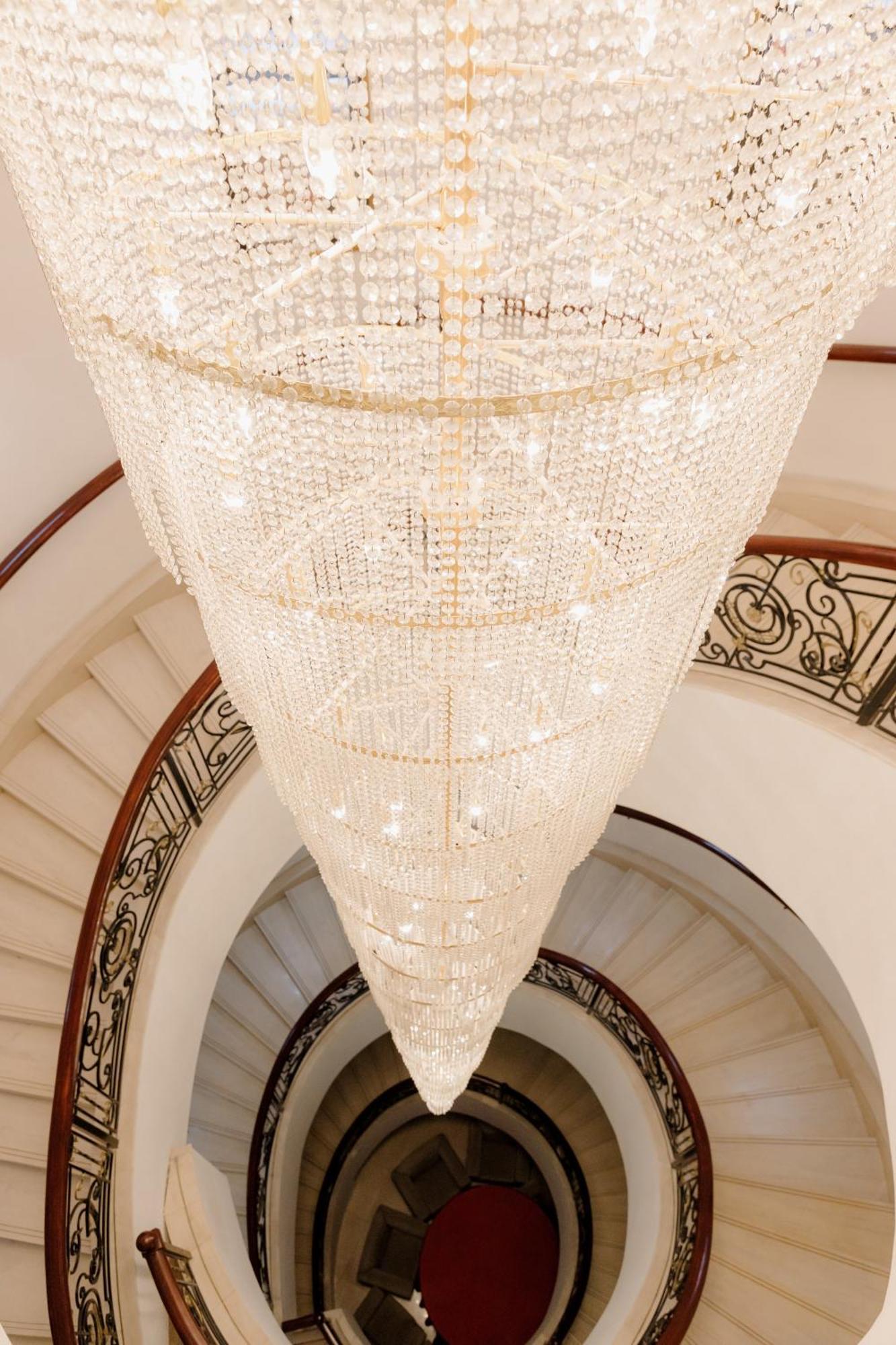 Beijing Palace Soluxe Hotel Astana Bagian luar foto The staircase and chandelier