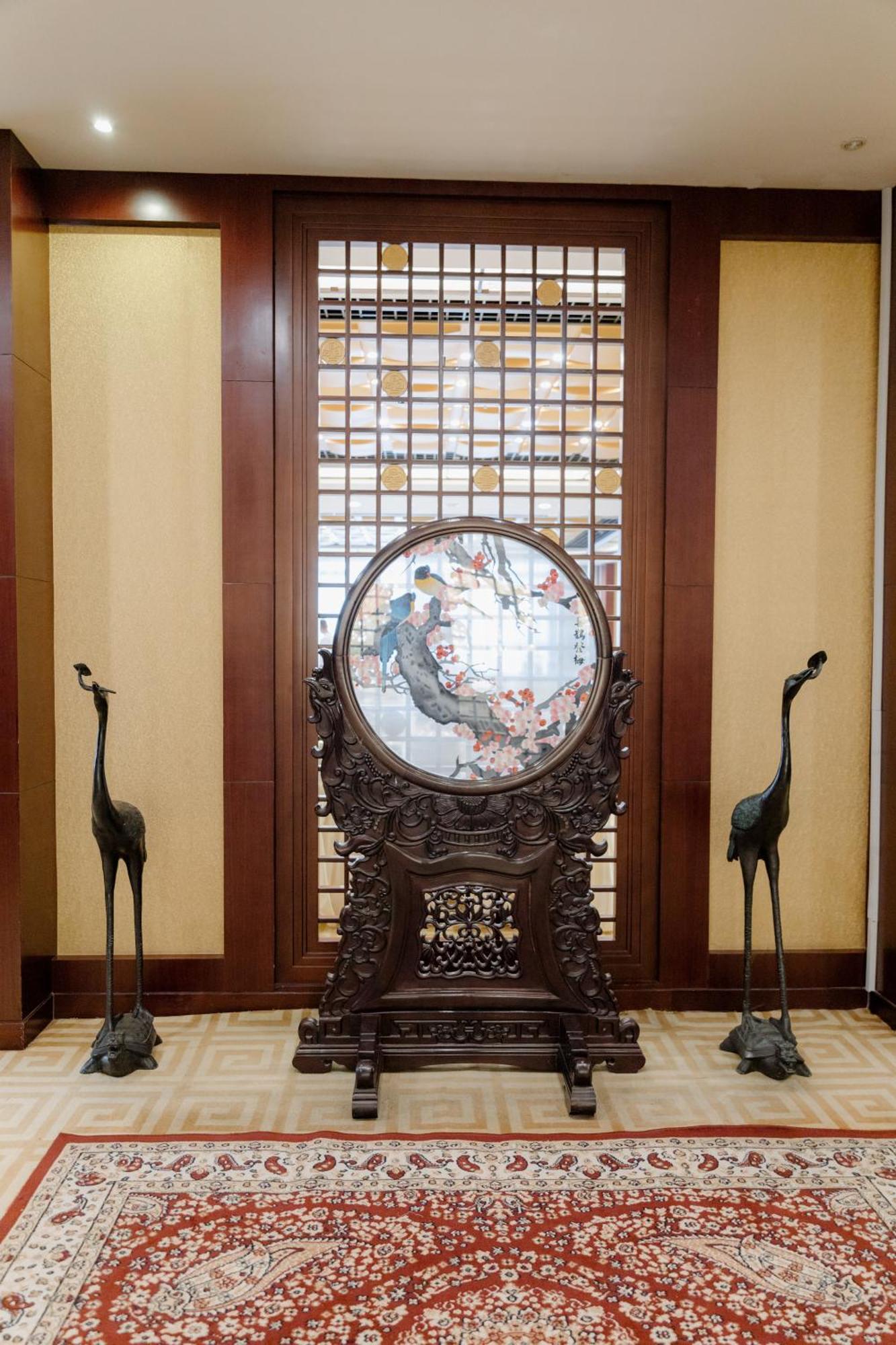 Beijing Palace Soluxe Hotel Astana Bagian luar foto A Chinese mirror