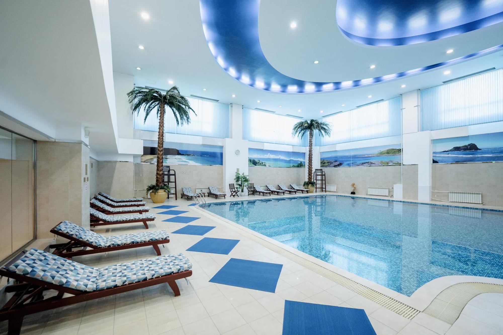 Beijing Palace Soluxe Hotel Astana Bagian luar foto The swimming pool at the hotel