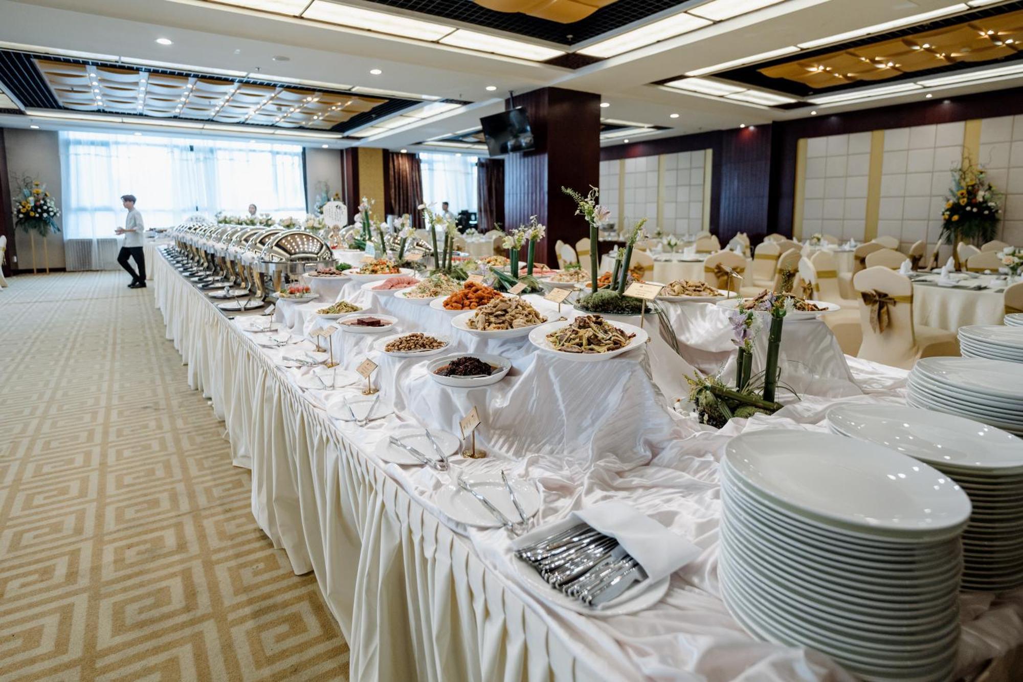 Beijing Palace Soluxe Hotel Astana Bagian luar foto A buffet at a wedding reception