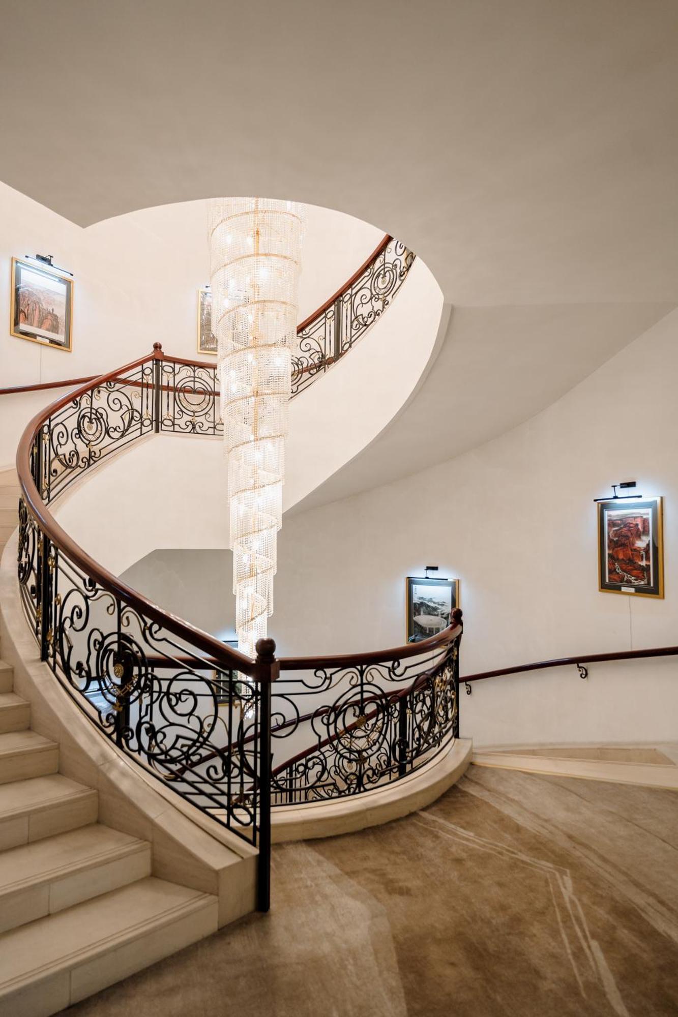 Beijing Palace Soluxe Hotel Astana Bagian luar foto Staircase