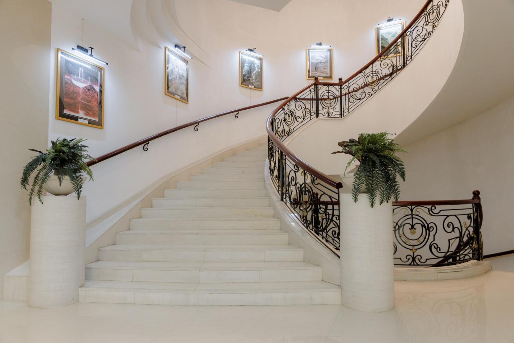 Beijing Palace Soluxe Hotel Astana Bagian luar foto Staircase